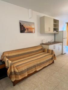 una cucina con un letto in una camera di Sisamis Studios Pigadia Karpathos a Karpathos