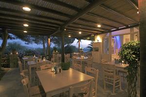 Um restaurante ou outro lugar para comer em Makis Place