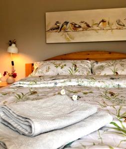 a bedroom with a bed with a blanket on it at Ferienwohnung Elbsegler in Bleckede