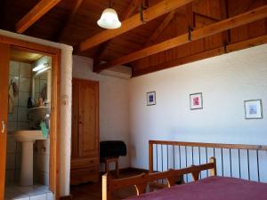 パレオコラにあるOlive tree Cottagesの木製の天井が特徴の客室です。