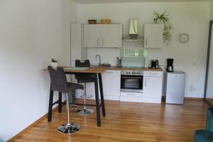 cocina con mesa y sillas en una habitación en Ferienwohnung Haus Knäppen Size S en Oelde