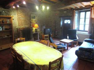 ein Wohnzimmer mit einem großen Tisch und Stühlen in der Unterkunft Lovely Holiday Home in Treignes with Garden in Treignes
