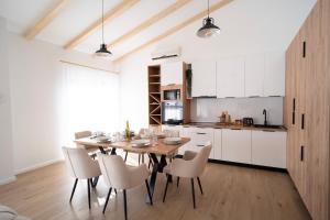 eine Küche und ein Esszimmer mit einem Holztisch und Stühlen in der Unterkunft Villa Ritual in Mostar