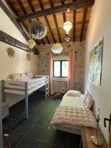 una camera con 2 letti a castello e una finestra di Gîtes dans Domaine des Barrettes ad Agde