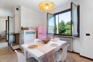 アンジェーラにあるVilla Foxのキッチン(テーブル、椅子、ピンクの冷蔵庫付)