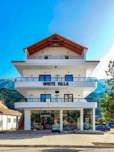 un edificio blanco con un letrero que lee Villa Blanca en White Villa en Përmet