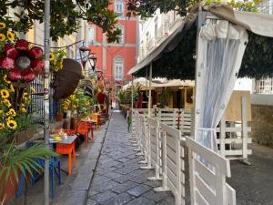 een straat met tafels en stoelen en een gebouw bij San Felice Palace in Napels
