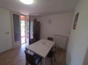 ein Esszimmer mit einem Tisch und Stühlen sowie einem Kühlschrank in der Unterkunft La Padula - Salento in Giuggianello