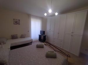 1 dormitorio con 1 cama y TV en La Padula - Salento en Giuggianello