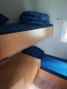 Ce dortoir comprend 2 lits superposés avec des draps bleus. dans l'établissement BPW 1105 - Bospark t Wolfsven, à Mierlo