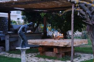 a statue of a man standing next to a picnic table at Numero20 B&B in Anacapri