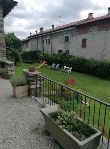 una casa con patio con valla y jardín en BeB LORTALLINO, en Ameno