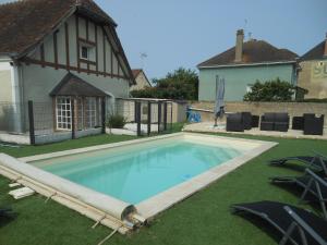 瑟澤的住宿－LE RABELAIS，一座房子的院子内的游泳池