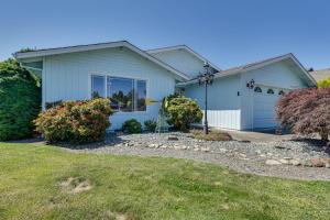una casa azul con patio en Charming Rogue Valley Home in Central Point! en Central Point