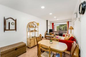 een woonkamer met een bank en een tafel bij Pine Trees Penthouse in Olhos de Água