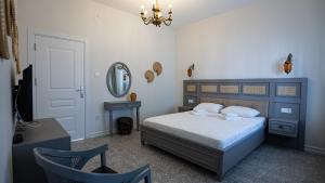 Schlafzimmer mit einem Bett, einem Tisch und einem Spiegel in der Unterkunft Büyükada Ece Suit in Adalar