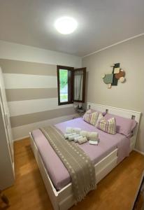 a bedroom with a large bed with towels on it at Appartamento a 2,5 km da Alleghe in Alleghe