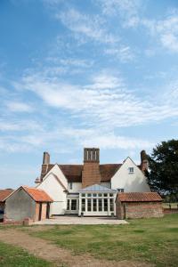 een groot huis met twee schoorstenen erop bij Great Blunts House - Stock Brook Manor Golf Club in Stock