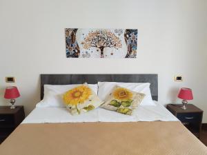 ein Schlafzimmer mit einem Bett mit gelben Blumen darauf in der Unterkunft I GIRASOLI Short Rent in Palermo