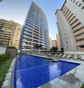 uma piscina em frente a dois edifícios altos em Helbor My Way - Compactos de luxo em Fortaleza
