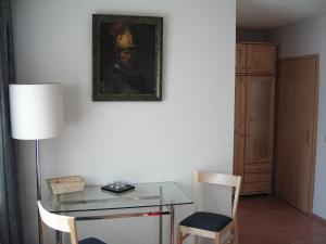 Ein Bild eines Mannes an einer Wand mit einem Tisch. in der Unterkunft Hotel Pension zu Dresden Altpieschen in Dresden