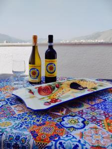einen Tisch mit zwei Flaschen Wein und einem Glas in der Unterkunft I GIRASOLI Short Rent in Palermo