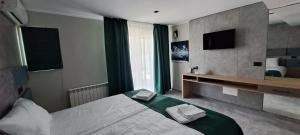 une chambre d'hôtel avec un lit et une télévision dans l'établissement Hotel Plutitor Lebăda, à Bicaz