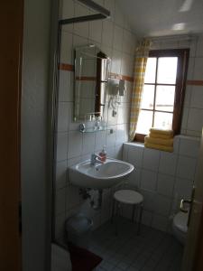 Bathroom sa Hotel Pension zu Dresden Altpieschen