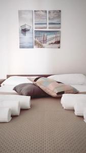 um quarto com duas camas e um quadro na parede em Casetta San Leo em Vietri