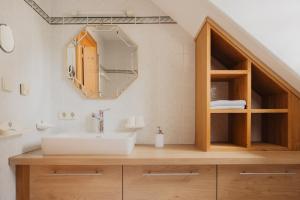 Koupelna v ubytování Hotel Kreuz + 37 fotografií