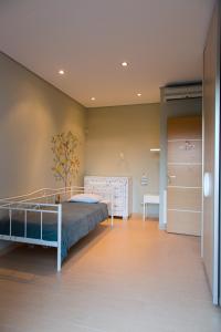 um quarto com uma cama e uma cómoda em Villa Athens Stay by Athens Stay em Atenas