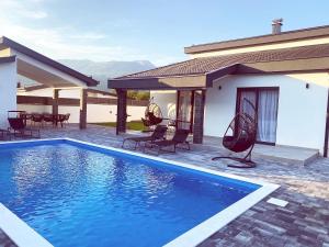 una piscina frente a una casa en Villa Domino, en Mostar
