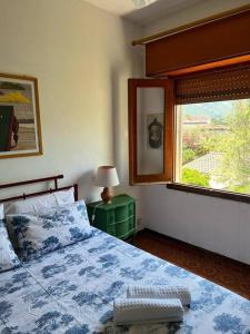 een slaapkamer met een bed en een raam bij Sunset Villa - Torre Pozzillo in Carini