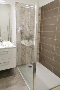 La salle de bains est pourvue d'une douche, d'un lavabo et de toilettes. dans l'établissement Gite Les Promenades, à Bellême