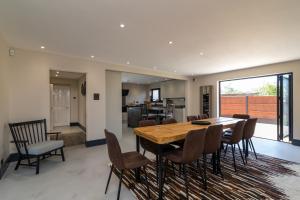 - une salle à manger avec une table et des chaises en bois dans l'établissement Scenic, Getaway Lux House in Countryside Village, à Beccles