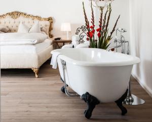 سرير أو أسرّة في غرفة في Hotel Weitzer Graz - Centre of Graz