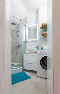 Kuća za odmor Divna MaTi في Općina Trpanj: حمام مع مغسلة وغسالة ملابس