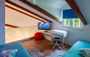 Kuća za odmor Divna MaTi في Općina Trpanj: غرفة بها مكتب وكمبيوتر في العلية