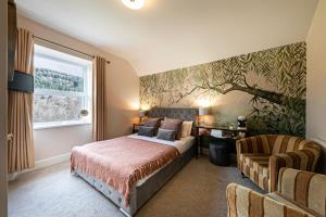 una camera d'albergo con letto e sedia di Afon View a Betws-y-coed