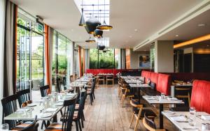 ذا رونيميد أون تايمز في ايجهام: غرفة طعام مع طاولات وكراسي ونوافذ