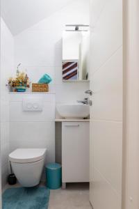 Kuća za odmor Divna MaTi في Općina Trpanj: حمام أبيض مع حوض ومرحاض +32 صورة