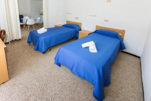Postel nebo postele na pokoji v ubytování Hostal El Mercat