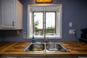 eine Küche mit einem Waschbecken und einem Fenster in der Unterkunft Mountainview (Secluded Retreat) in Canandaigua