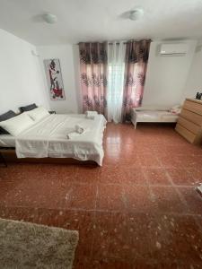 um quarto com uma cama e piso em azulejo vermelho em Petit paradis 23 em Alicante