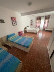 uma sala de estar com duas camas e um sofá em Petit paradis 23 em Alicante