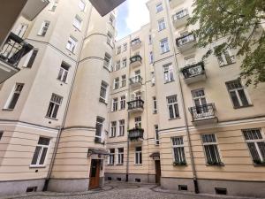 un edificio de apartamentos en la ciudad de Lyon en Butikowy apartament w centrum Warszawy, en Varsovia