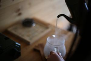 une personne prend un verre dans un mixeur dans l'établissement A-frame cabin iwor - Vacation STAY 36172v, à Shimokawa