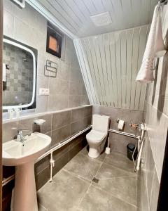 Ett badrum på Kayanberd Resort