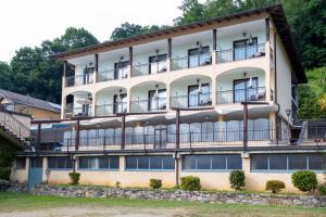 apartamentowiec z balkonami i drzewami w obiekcie Hotel Fontaine Bleue w mieście Orta San Giulio