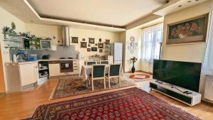 Televízia a/alebo spoločenská miestnosť v ubytovaní Kamil Apartments, Lux S, 131m2
